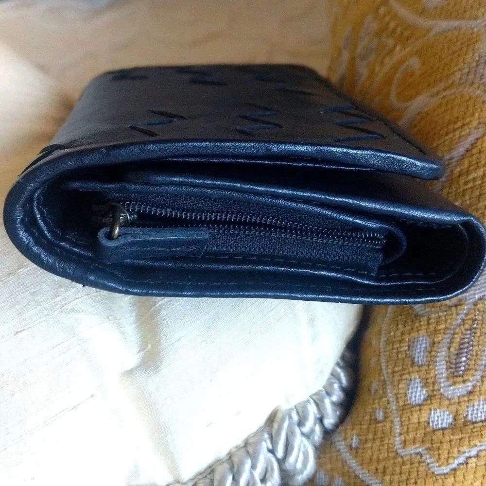 Gorgeous Black Woven Leather Wallet - Picture 4 of 16